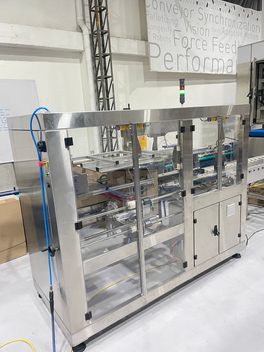 Armadora automática de cajas RSC de MVM Industries mostrando tecnología de plegado y sellado de alta precisión para líneas de empaque industriales