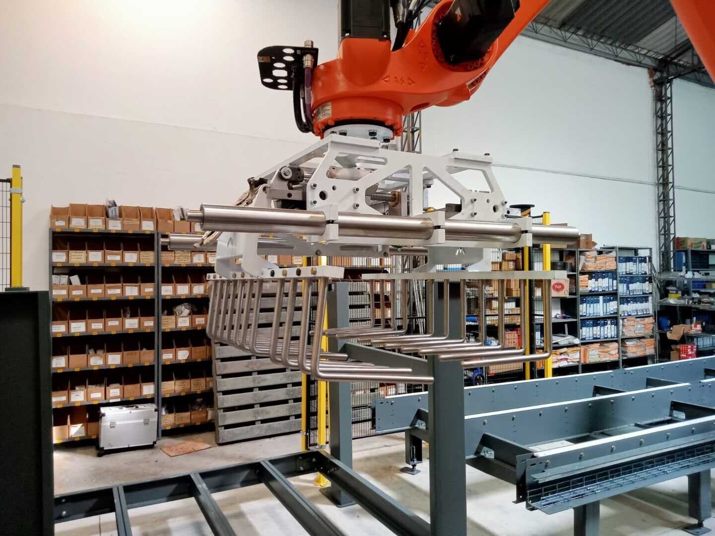 Sistema robótico avanzado de MVM Industries con brazo articulado y herramientas EOAT para celdas de trabajo automatizadas en manufactura