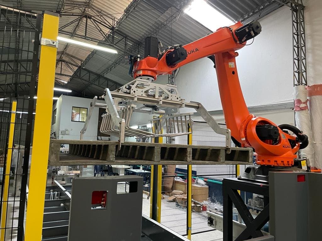 Brazo robótico de alta precisión de MVM Industries mostrando tecnología avanzada de automatización industrial para servicios especializados