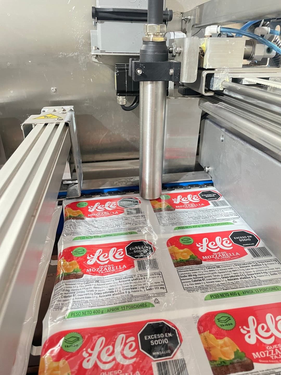 Robot cartesiano codificador RCC de MVM Industries mostrando tecnología de marcación y trazabilidad de alta precisión en ambiente industrial